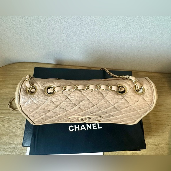 CHANEL Caviar Quilted Medium CC Filigree Flap - Picture 2 of 7